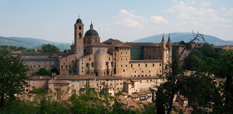 Urbino-palazzo_e_borgo_800x390
